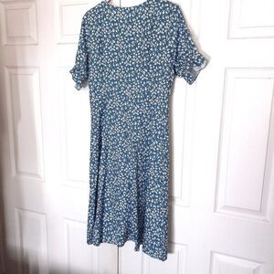 Women’s Blue Short Sleeved Floral Dress with 4 frontal buttons Size L